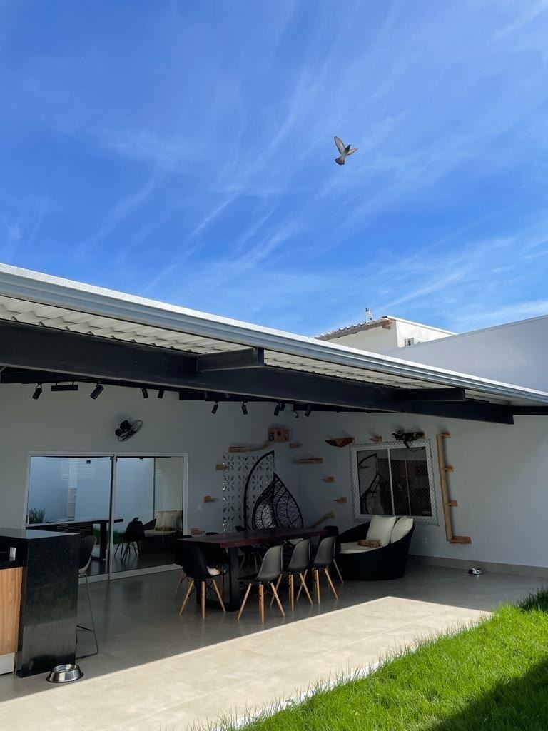 Lateral da área gourmet coberta com telha sanduíche e calha